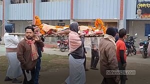 সিরাজগঞ্জে সৎকারে ‘বাধা দেওয়ায়’ লাশ নিয়ে বিক্ষোভ