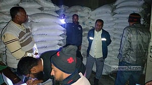 অবৈধ মজুদ: সিরাজগঞ্জে ৪৬ বস্তা সার জব্দ, জরিমানা