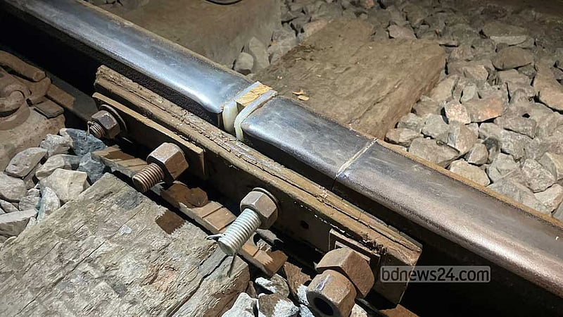 সিরাজগঞ্জ-পাবনা রেললাইনে ৩ স্থানে ফাটল, দুটি মেরামত