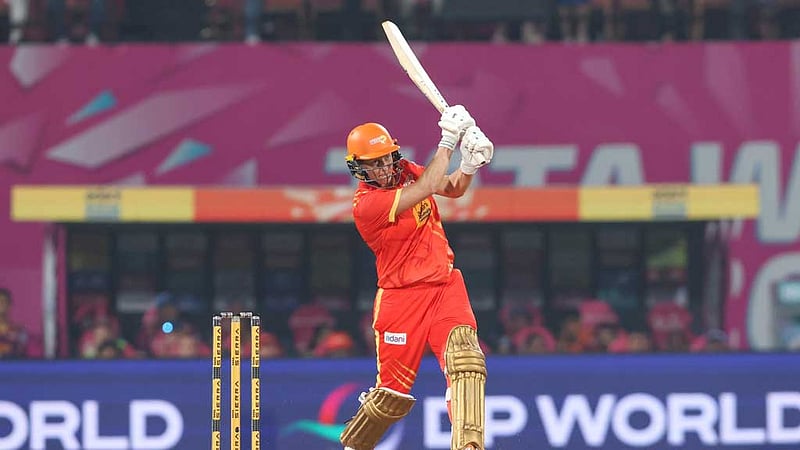 এক ওভারে ৩২ রান, ৮ ছক্কায় ডিভাইনের বিধ্বংসী ৯৫