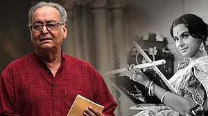 যত গুণ থাকলে ভালো অভিনেতা হওয়া যায়, তার মধ্যে সব ছিল: সৌমিত্রকে নিয়ে মাধবী