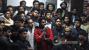 শাকসু নির্বাচনের দাবি: দিনভর আন্দোলনের পর ক্লাস-পরীক্ষা বর্জনের ঘোষণা