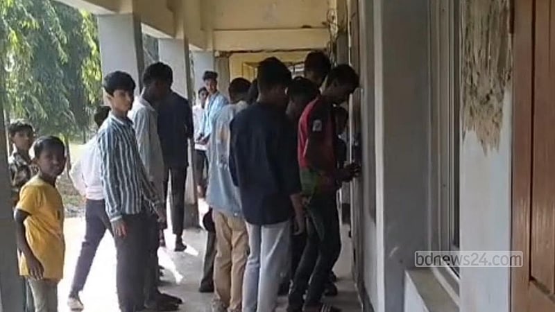 সাত বিষয়ে ফেল করে প্রধান শিক্ষকের কক্ষে তালা!