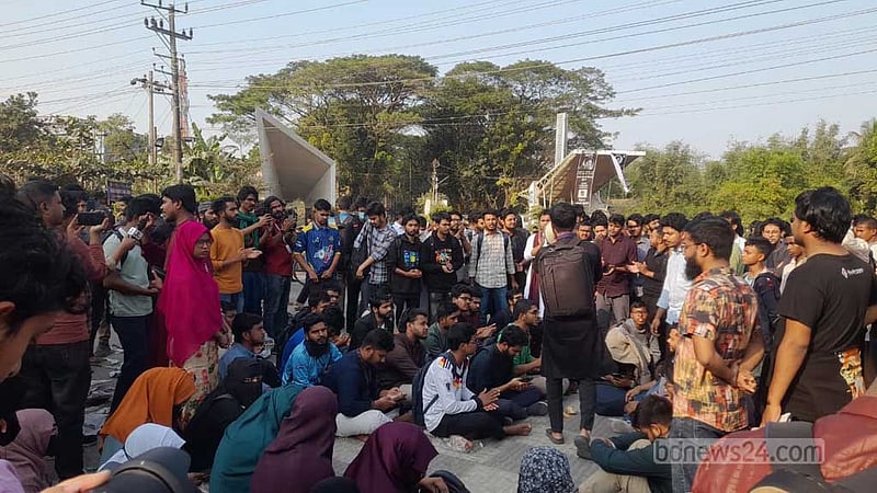 শাকসু: স্থগিতাদেশ প্রত্যাখান করে ভোটের দাবিতে সড়কে