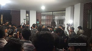 শাকসু: অবরুদ্ধ ভিসিকে ভোটের আয়োজন করতে আল্টিমেটাম