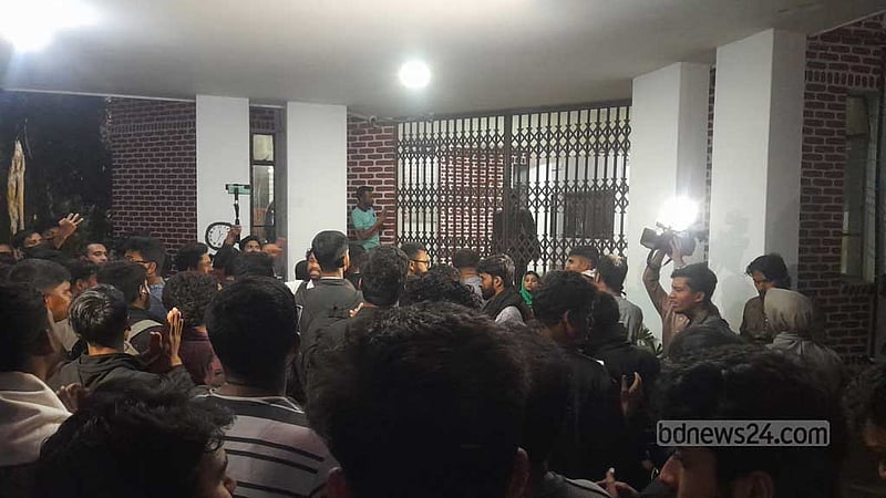 শাকসু: অবরুদ্ধ ভিসিকে ভোটের আয়োজন করতে আল্টিমেটাম