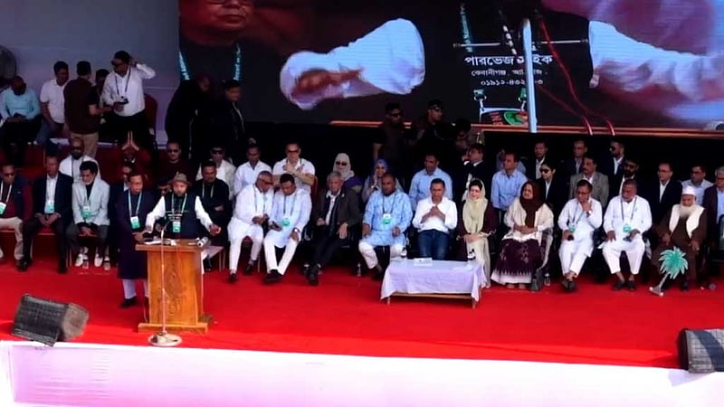 আলিয়ার সমাবেশ মঞ্চে তারেক রহমান