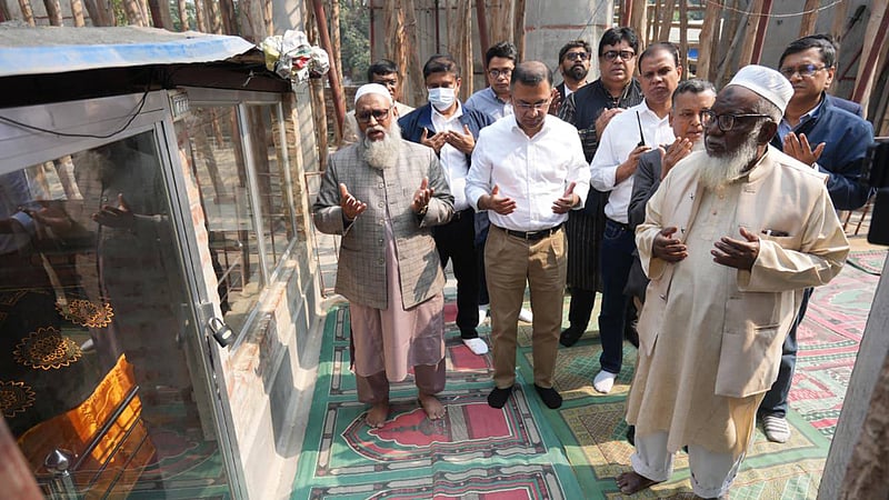 রাজশাহী পৌঁছে শাহ মখদুমের মাজার জিয়ারত তারেকের