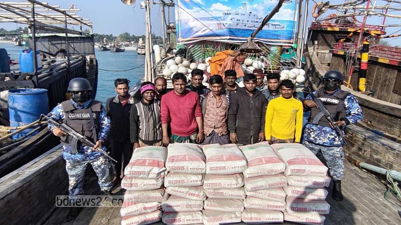 দুটি অভিযানে সেন্টমার্টিন উপকূলে সিমেন্ট ও ডিজেল জব্দ, আটক ১৮