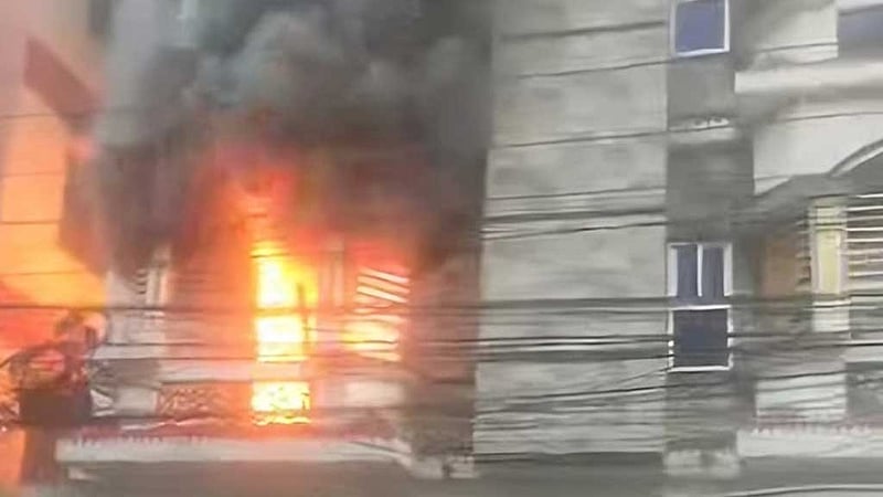 উত্তরায় আবাসিক ভবনে আগুন: দুই পরিবারের ৬ জনের মৃত্যু