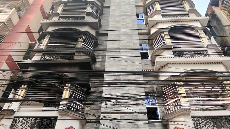 উত্তরায় ভবনে আগুন: ছাদ বন্ধ থাকায় আটকা পড়েন বাসিন্দারা