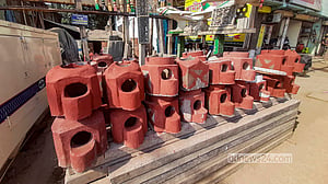 ‘গ্যাস নেই’, ‘বিক্রি বেড়েছে’ লাকড়ির চুলার