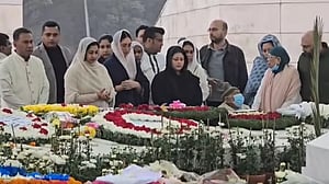 চাচিকে নিয়ে খালেদা জিয়ার কবর জিয়ারত জাইমার