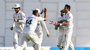 গ্রেভসের রেকর্ডের পরও ১৪ উইকেটের নাটকীয় দিন শেষে এগিয়ে পাকিস্তান