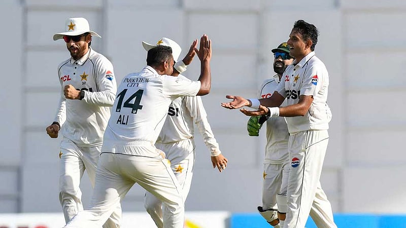 গ্রেভসের রেকর্ডের পরও ১৪ উইকেটের নাটকীয় দিন শেষে এগিয়ে পাকিস্তান