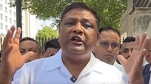 শেখ হাসিনার সঙ্গে ৪০ বিমান নিয়ে ঢাকায় নামার ঘোষণা আনোয়ারুজ্জামানের, ফেইসবুকে হাস্যরস