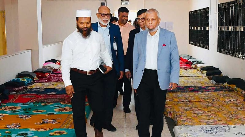 হজ ক্যাম্পে প্রবাসীদের জন্য ১০০ শয্যার আবাসন হবে: প্রবাসীকল্যাণ মন্ত্রী