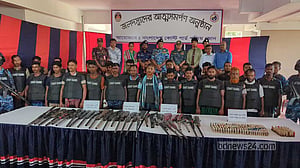 সুন্দরবনের বনদস্যু ‘ছোট জাহাঙ্গীর বাহিনী’র প্রধানসহ ২৭ সদস্যের আত্মসমর্পণ