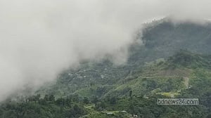 বৈরি আবহাওয়ায় পাহাড়ে মোবাইল নেটওয়ার্ক ও ইন্টারনেট বিভ্রাটে ভোগান্তি