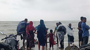 বরগুনায় শুভসন্ধ্যা সৈকতে গোসলে নেমে পর্যটক নিখোঁজ