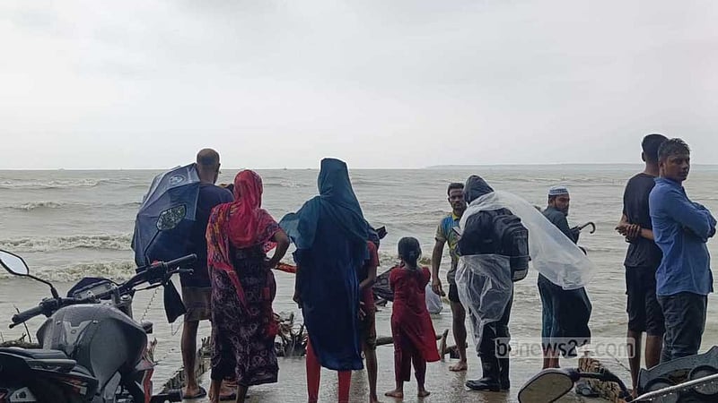 বরগুনায় শুভসন্ধ্যা সৈকতে গোসলে নেমে পর্যটক নিখোঁজ
