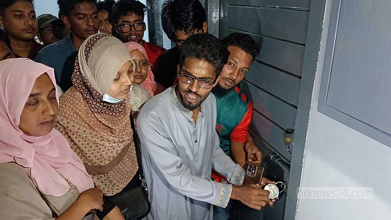 বরিশালের নতুন সিভিল সার্জন যোগ দিতে পারেননি, কক্ষে তালা দিয়ে বিক্ষোভ