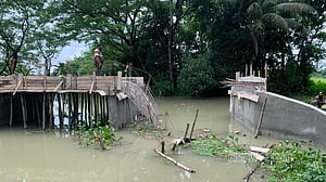 বরিশালে ঢালাইয়ের সময় ভেঙে পড়ল সেতুর পাটাতন
