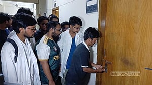 বরিশালে যোগদানের পরই ‘স্বৈরাচারের দোসর’ আখ্যা দিয়ে স্বাস্থ্য পরিচালকের কক্ষে তালা