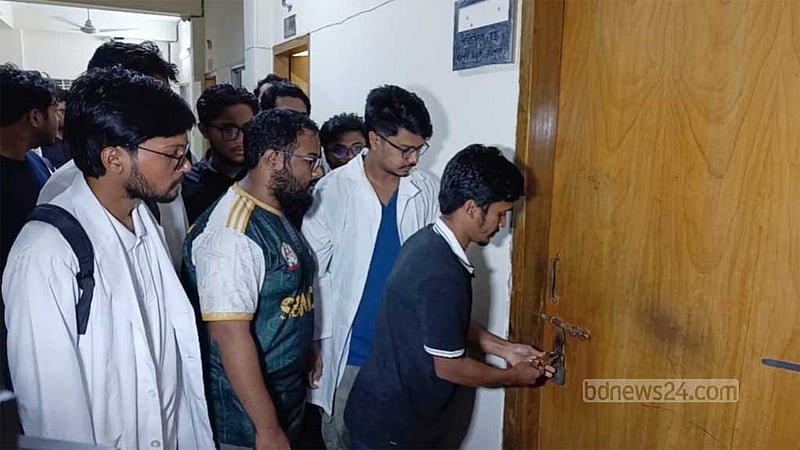 বরিশালে যোগদানের পরই ‘স্বৈরাচারের দোসর’ আখ্যা দিয়ে স্বাস্থ্য পরিচালকের কক্ষে তালা