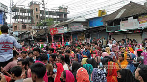 বকেয়া বেতন ও ছুটির দাবিতে বরিশালে ফরচুন সু কোম্পানির শ্রমিকদের বিক্ষোভ