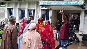 আটক যুবককে হত্যার গুজবে বরিশালে থানায় হামলা, আহত ৫ পুলিশ