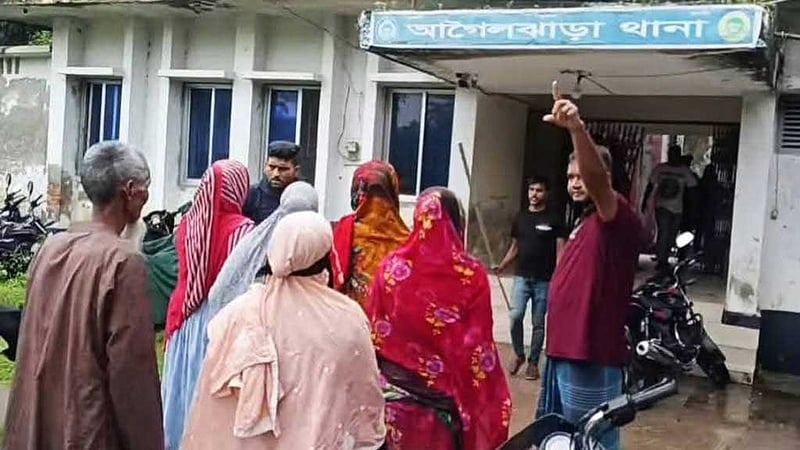 আটক যুবককে হত্যার গুজবে বরিশালে থানায় হামলা, আহত ৫ পুলিশ
