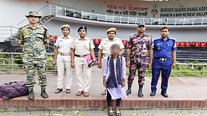 ভারতে কারাভোগ শেষে দেশে ফিরলেন দিনাজপুরের তরুণী