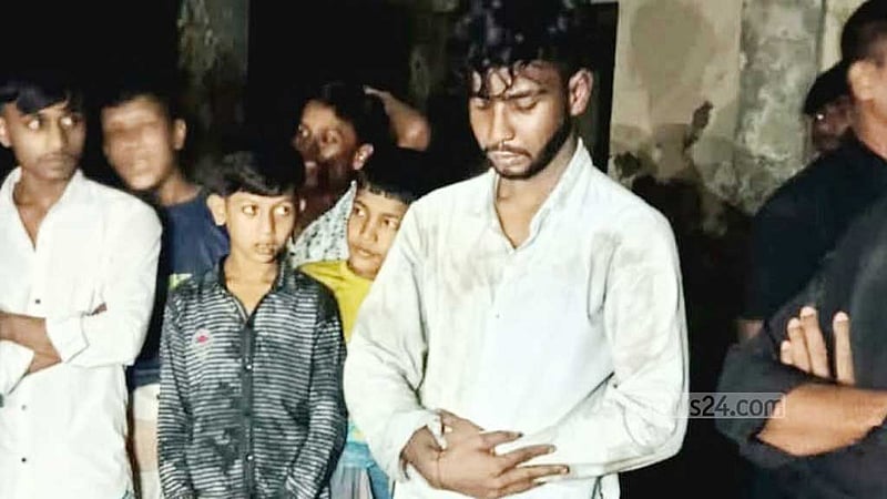 ভোলায় হাঁস চুরির অভিযোগে যুবক আটক, নামাজ পড়িয়ে মুক্তি
