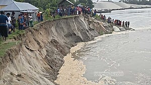 যমুনায় পানি কমায় ভাঙছে পাড়, আতঙ্কে বাড়িঘর সরাচ্ছেন বাসিন্দারা
