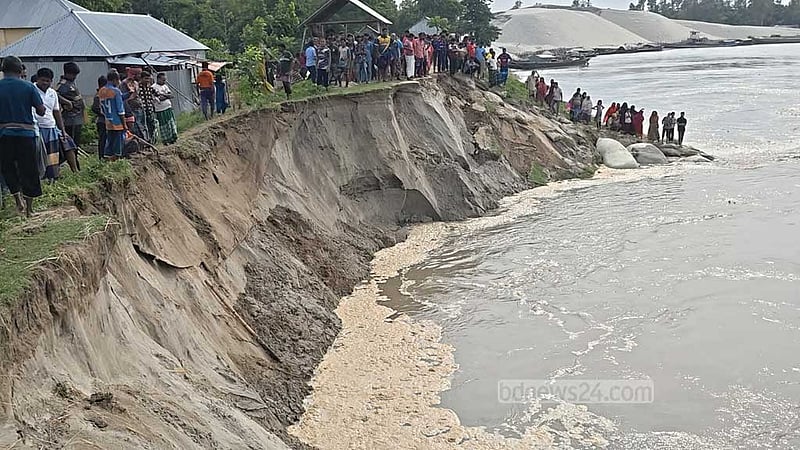 যমুনায় পানি কমায় ভাঙছে পাড়, আতঙ্কে বাড়িঘর সরাচ্ছেন বাসিন্দারা