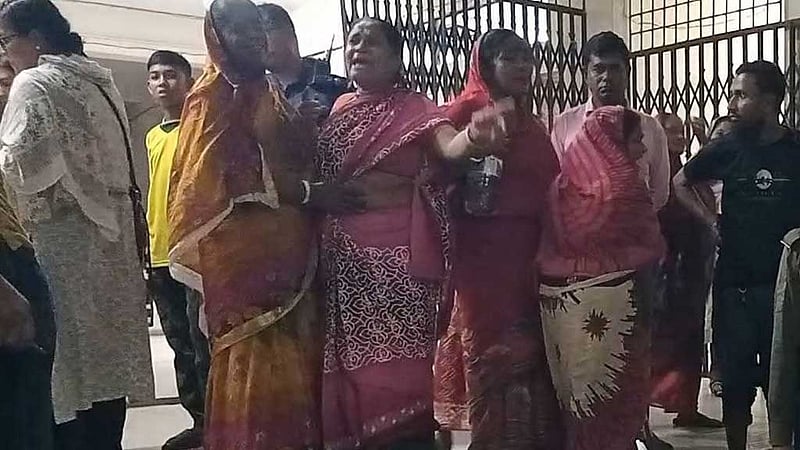 বরগুনায় হাসপাতাল থেকে গৃহবধূর লাশ উদ্ধার, স্বামীর বিরুদ্ধে হত্যার অভিযোগ