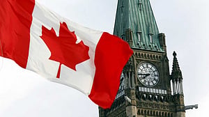বাবা-মা ও দাদা-দাদিকে নেওয়ার নতুন আবেদন স্থগিত করল কানাডা