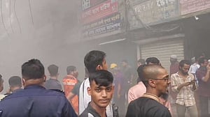 চকবাজারের আগুন দেড় ঘণ্টা পর নিয়ন্ত্রণে