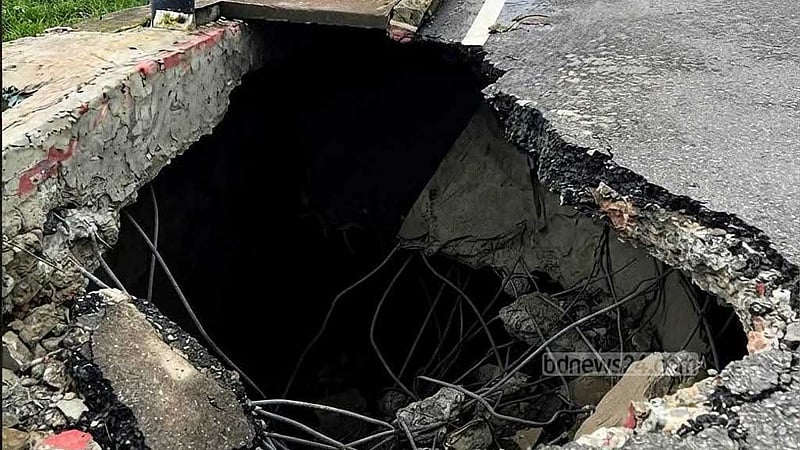 চাঁদপুরে মতলব সেতুর সংযোগ সড়কে আবার ধস, দুর্ঘটনার শঙ্কা