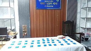 মোটরসাইকেল ফেলে পালানোর সময় সড়কে ছিটকে পড়ল ৭ হাজার ইয়াবা