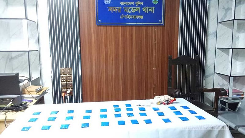 মোটরসাইকেল ফেলে পালানোর সময় সড়কে ছিটকে পড়ল ৭ হাজার ইয়াবা