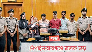 চাঁপাইনবাবগঞ্জে বাস থেকে ১৬ কেজি গাঁজা উদ্ধার, দম্পতিসহ গ্রেপ্তার ৫