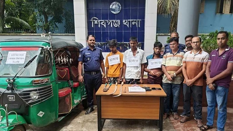 চাঁপাইনবাবগঞ্জে ডাকাতির প্রস্তুতির সময় গ্রেপ্তার ৩