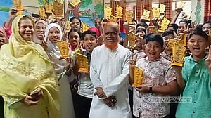 চাঁপাইনবাবগঞ্জে এক বিদ্যালয়ের ৫২ বৃত্তিপ্রাপ্ত শিক্ষার্থীকে সংবর্ধনা