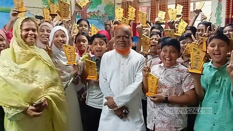 চাঁপাইনবাবগঞ্জে এক বিদ্যালয়ের ৫২ বৃত্তিপ্রাপ্ত শিক্ষার্থীকে সংবর্ধনা