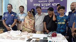 চাঁপাইনবাবগঞ্জে আড়াই কেজি হেরোইন জব্দ, পরিবারের ৪ সদস্য গ্রেপ্তার