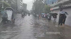 চট্টগ্রামে বৃষ্টির বিরাম নেই, এখনো জলাবদ্ধ অনেক এলাকা