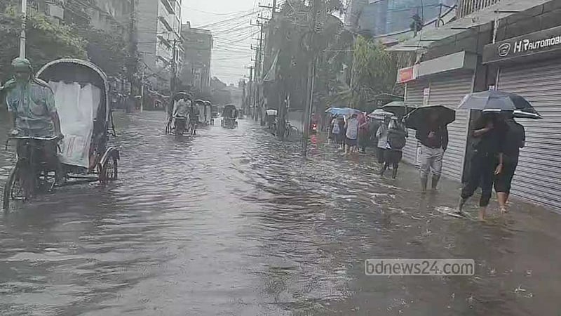 চট্টগ্রামে বৃষ্টির বিরাম নেই, এখনো জলাবদ্ধ অনেক এলাকা
