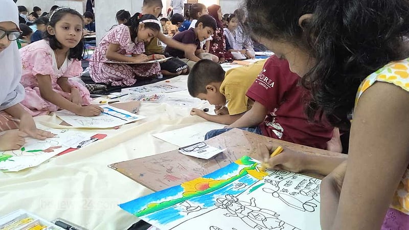 মনের আনন্দে একসঙ্গে ছবি আঁকল ৪৫০ শিশু
